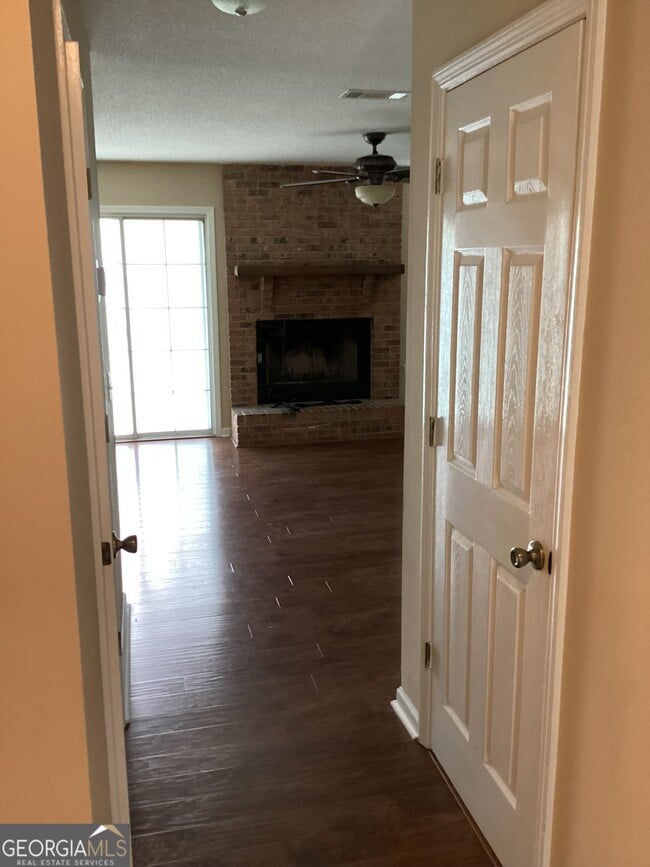 Building Photo - 209 Hallowes Dr