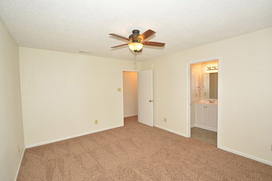 Building Photo - 8561 Bluff Point Dr
