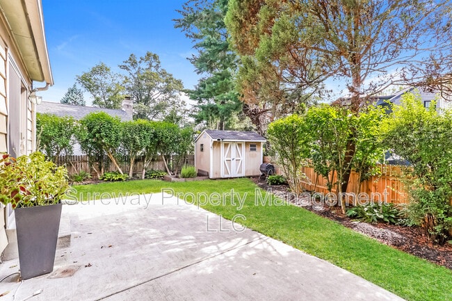 Building Photo - 404 Strawbridge Ave