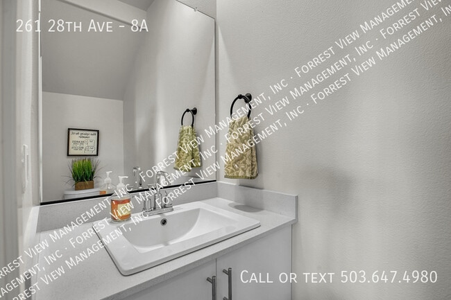 Building Photo - 261 SE 28th Ave