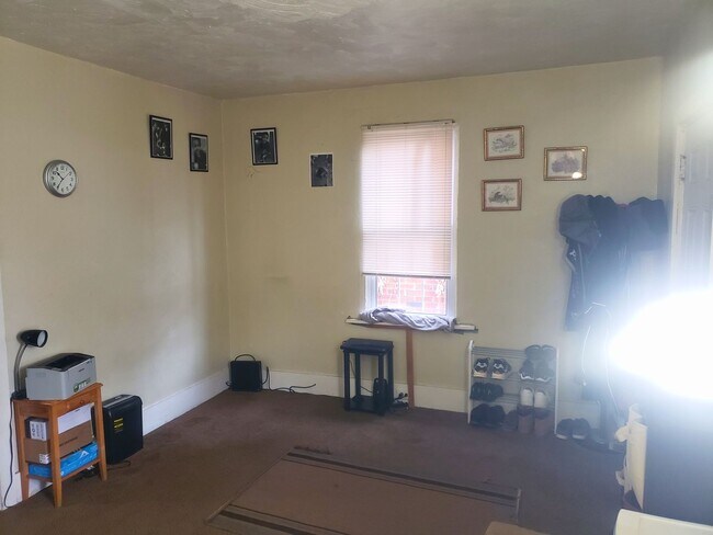 Building Photo - Inviting 2-Bedroom Home with Spacious Livi...