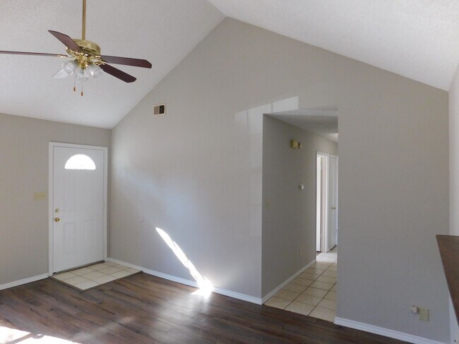Building Photo - 5820 Briarwood - Ready for move in!!