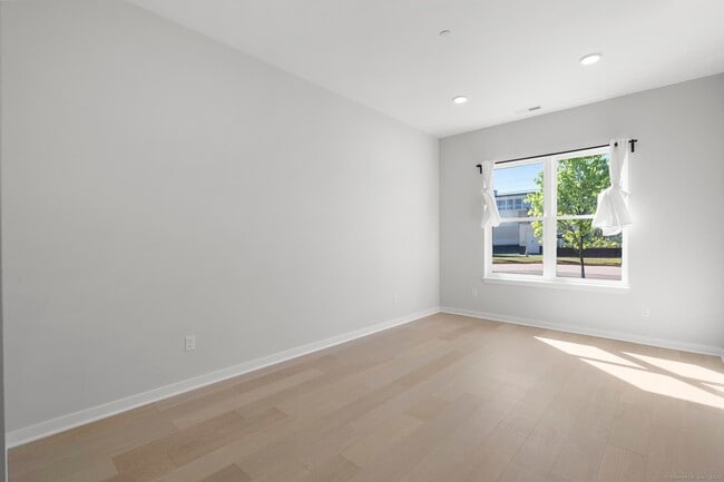 Building Photo - 9 John St