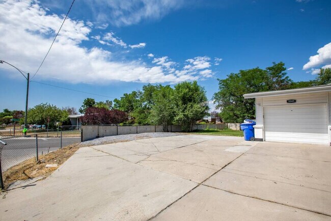 Building Photo - 9949 E Sego Lily Dr