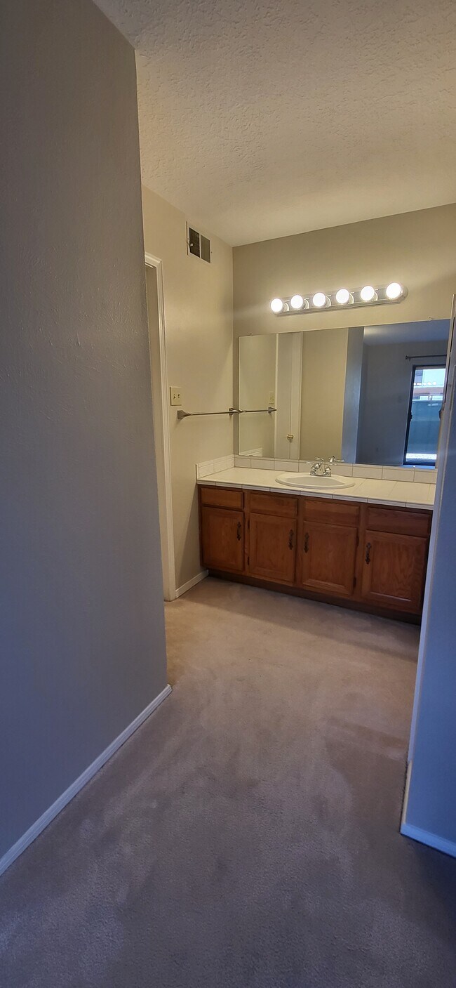 Building Photo - 505 Oppenheimer Dr