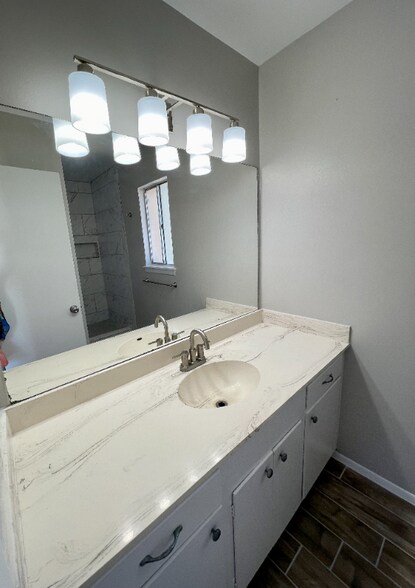 Building Photo - 8631 Mettler Dr