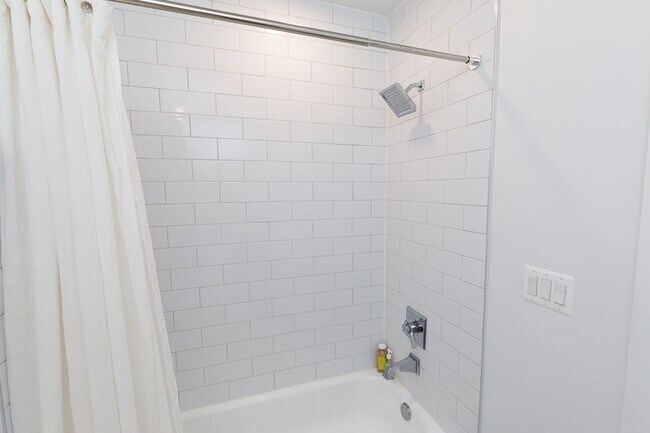 Building Photo - Newer Three Bed-Three Bath Townhouse Condo...