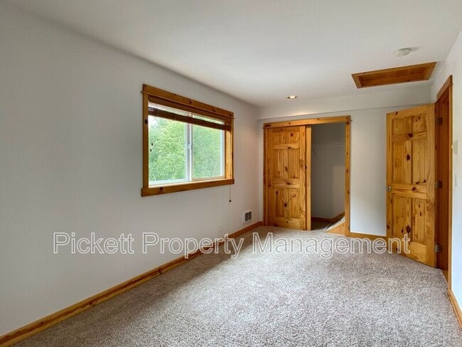 Building Photo - 4673 NW Walgren Dr