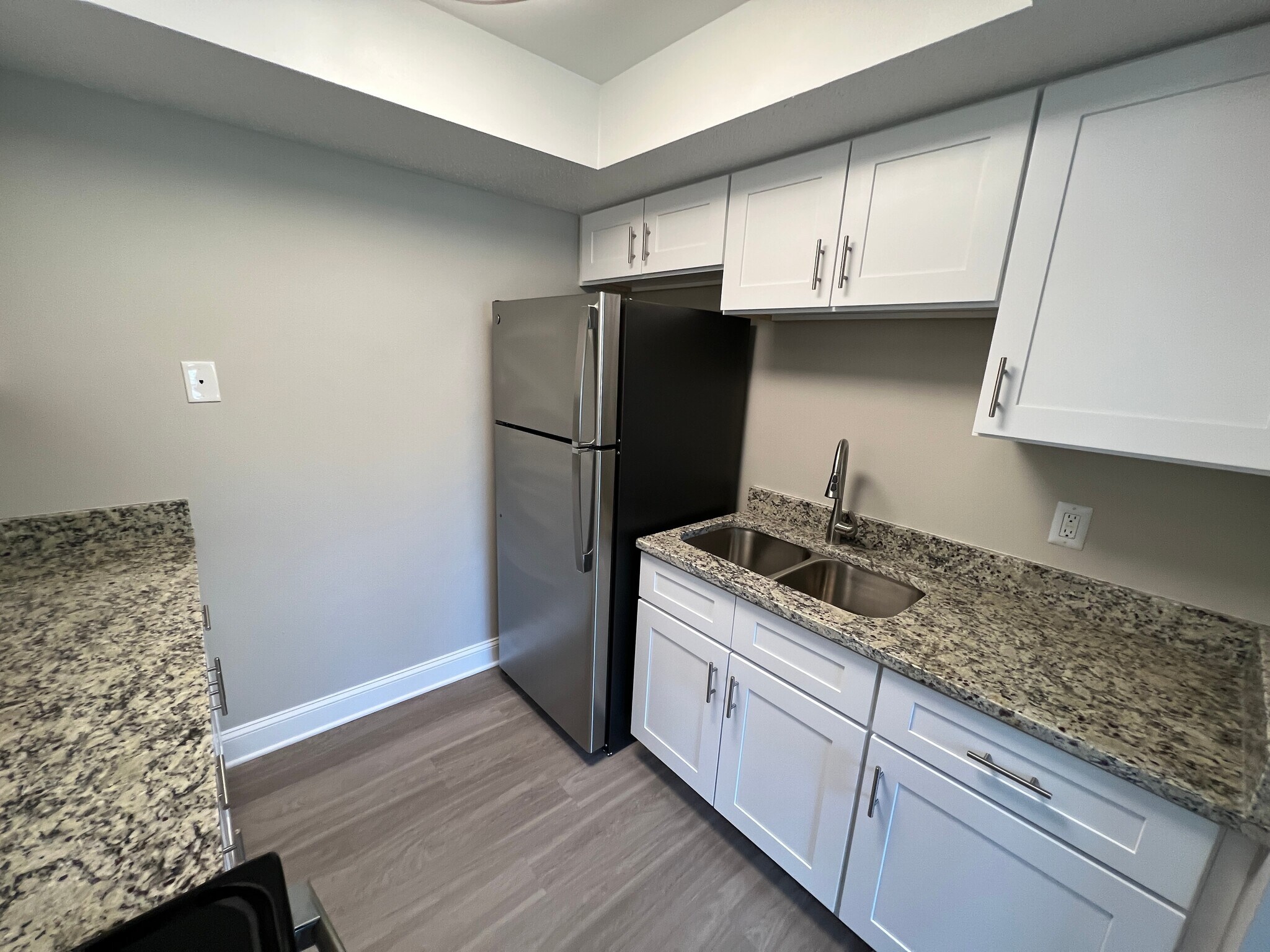 Building Photo - 1 Bed/1 Bath - Unit 5