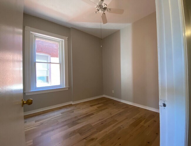 Building Photo - 212 W Lee St