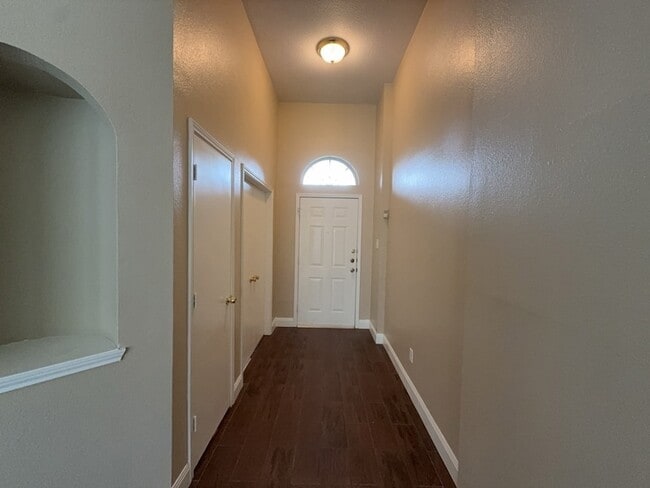 Building Photo - 317 Oak Meadow Ln