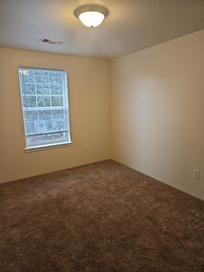 Building Photo - Available now! - 3 bed, 2 bath Townhouse i...