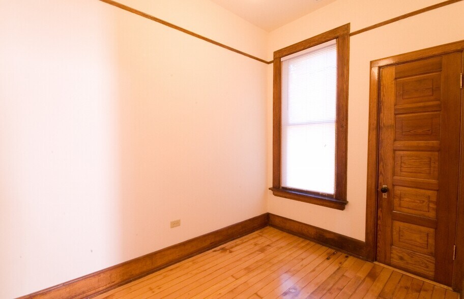 Building Photo - 2214 N Kenmore Ave