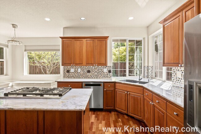Building Photo - Beautiful 3 Bedroom | 2.5 Bathroom Single Family Home | 1 large bonus room | Located In Quiet Cas...