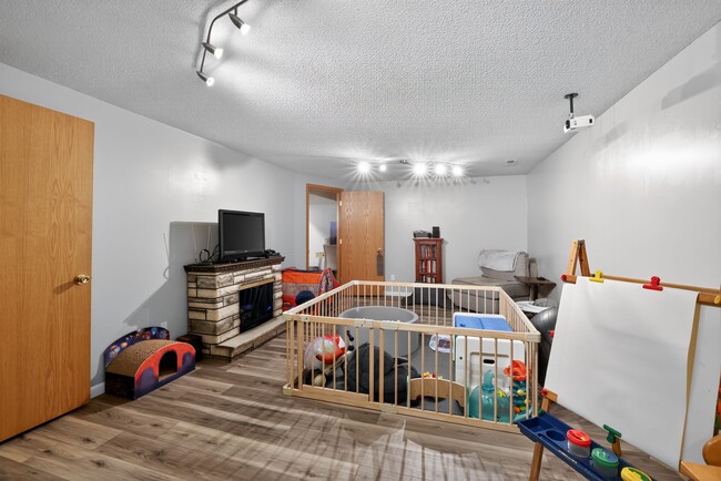 Building Photo - 1710 Shadyview Ln N