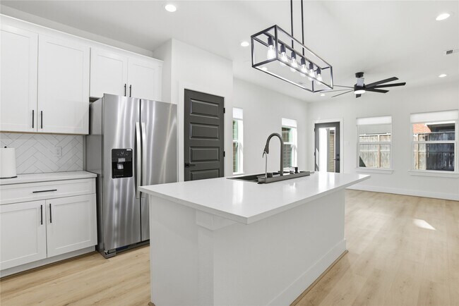 Building Photo - 712 Delano St