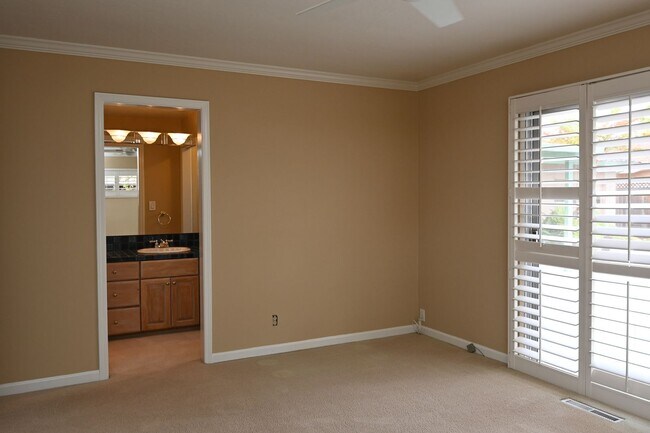 Building Photo - Prime Willow Glen, Just In Time for the Ho...