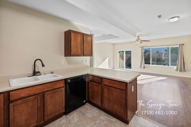 Building Photo - Charming 2BD/2.5BA Townhome with Attached ...