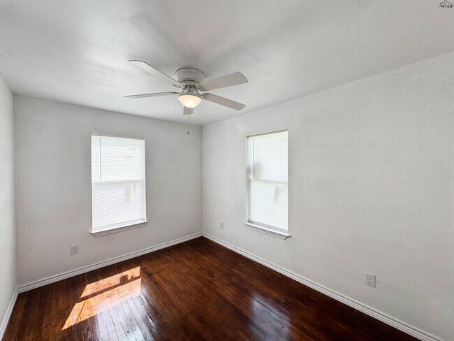 Building Photo - 406 2nd St
