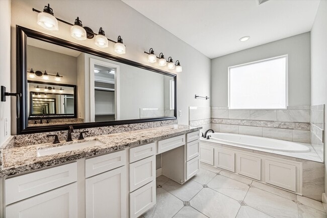 Building Photo - 912 Yale St