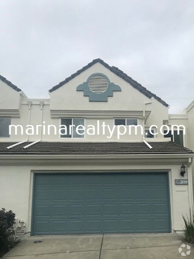 Building Photo - Gorgeous 3 bedroom 2.5 bath 2 story Townho...
