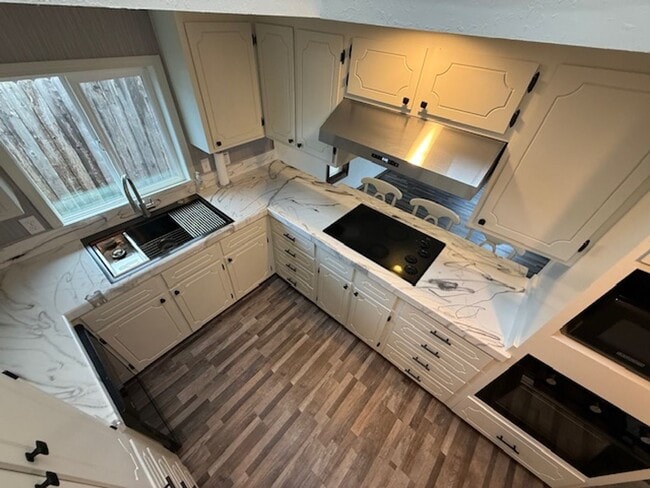 Building Photo - Spacious 3 Bedroom, 2 Bath home in Quality NB Neighborhood!