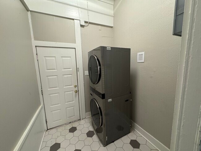 Building Photo - Totally updated 2 Bedroom 1 1/2 Bathroom Home Near UAMS