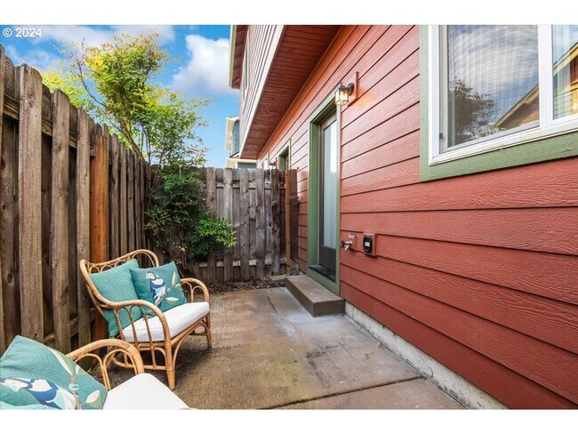 Building Photo - Charming 3-Bed, 2.5-Bath Townhome with Private Patio, Open Floor Plan, and Prime King Neighborhoo...