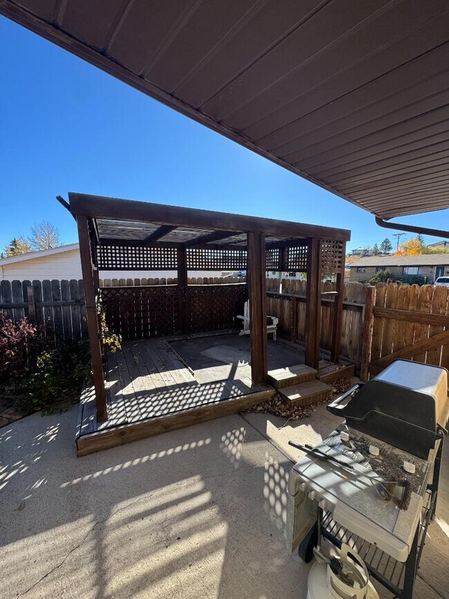 Building Photo - 822 Moose St