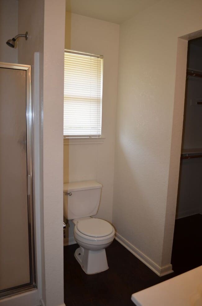 Building Photo - 2208 Wildewood Dr