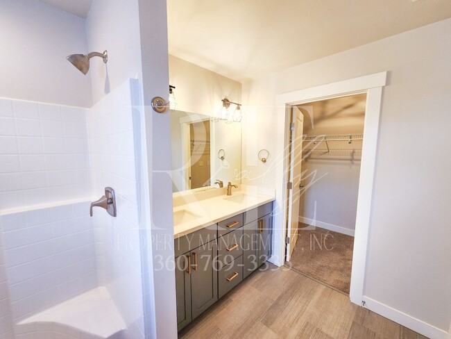 Building Photo - Modern, Spacious, & Conveniently Located H...