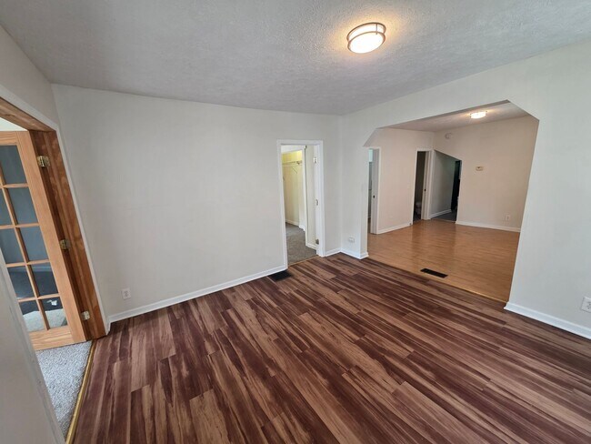 Building Photo - South Wedge Large 2 Bedroom Half House 1st Fl Floor Avail Mid October