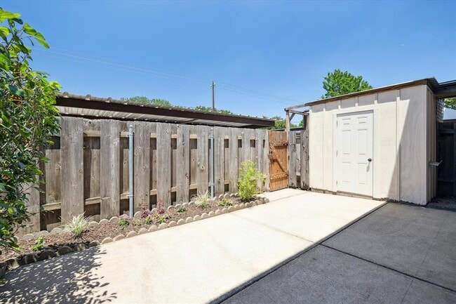 Building Photo - 2315 Triway Ln