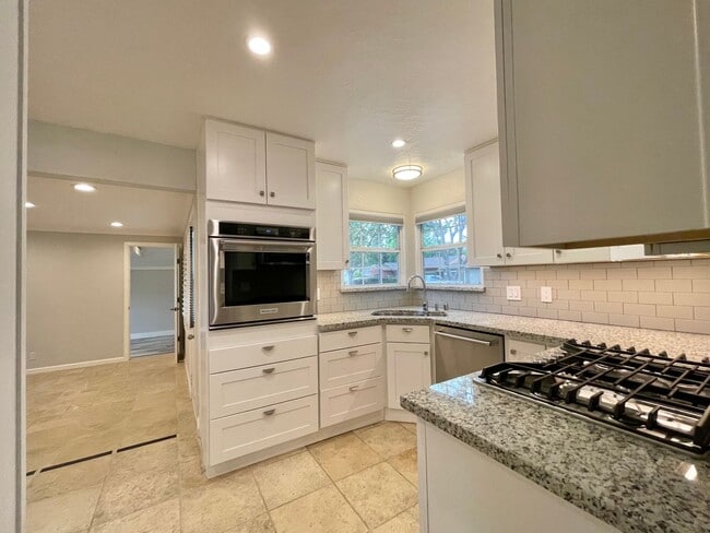 Building Photo - Charming 3 Bedroom 2 Bath Home in Old Town...