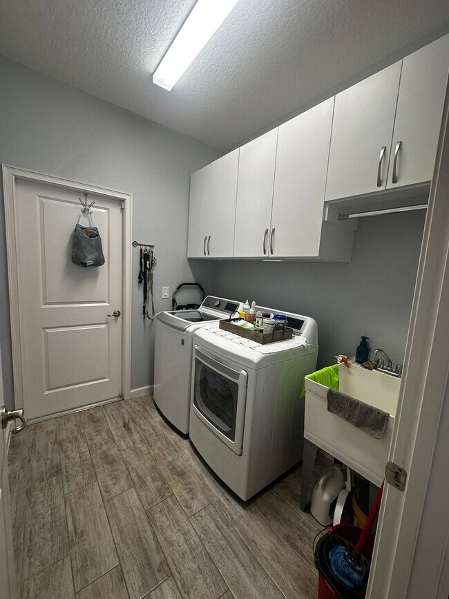 Building Photo - Welcome to this inviting 3/2 single family home located in Compass Landing