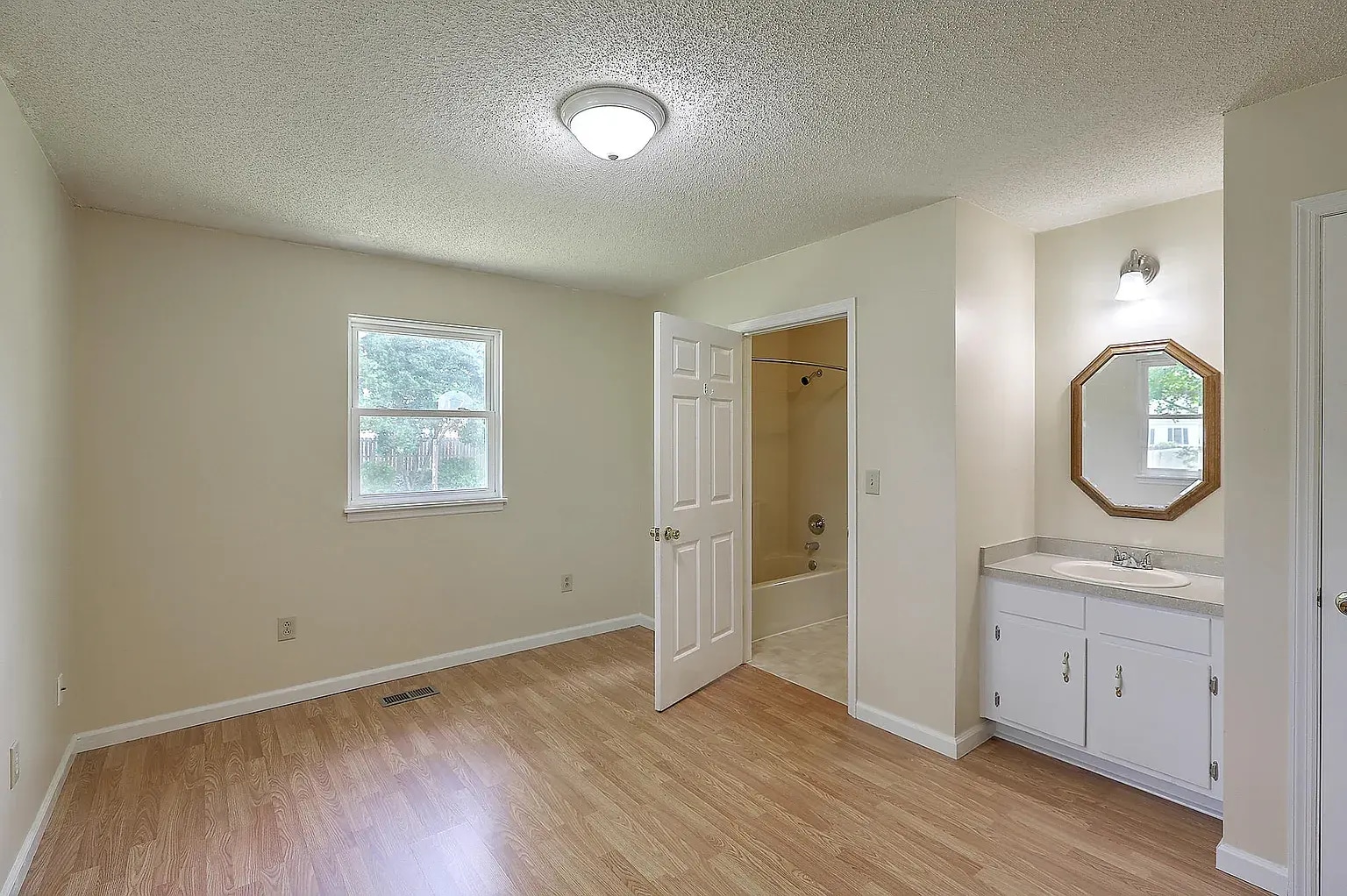 Bedroom 4 w/ Full Bath - 106 Mayrant St