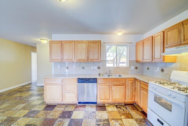 Building Photo - 3990 E Syracuse Dr