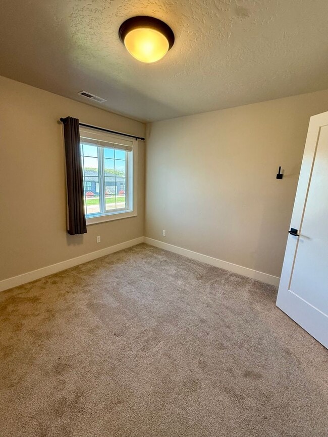 Building Photo - Welcome to this stunning 5-bedroom, 3.5-ba...