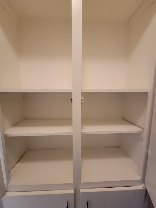 Building Photo - 3423 E Flower St