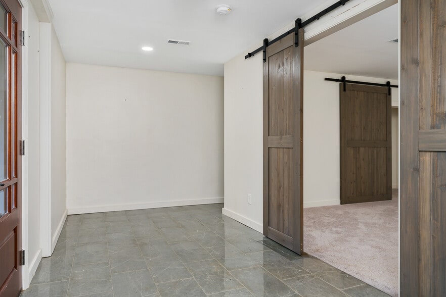Building Photo - 1021 Lakewood Dr