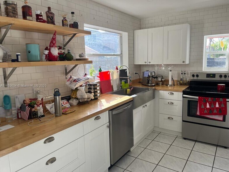 Building Photo - 9953 SW 154th Ct