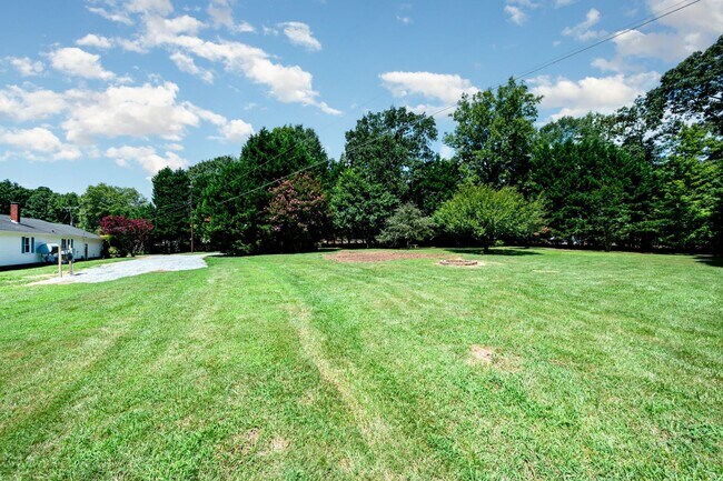 Building Photo - Two Bedroom Farmhouse with LARGE Bonus Room