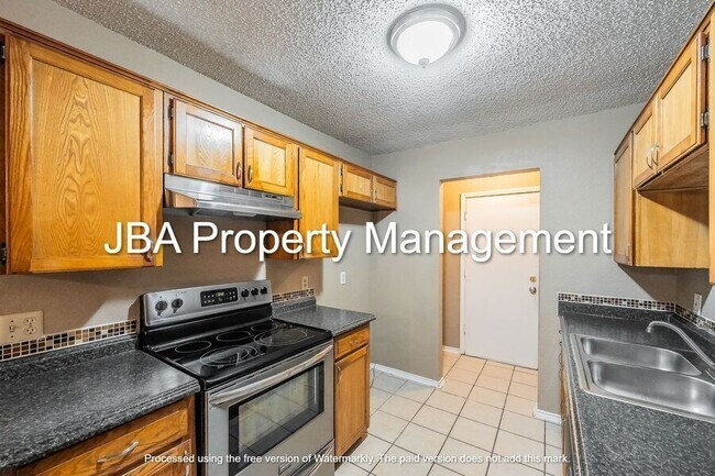 Building Photo - 807 White Rock St