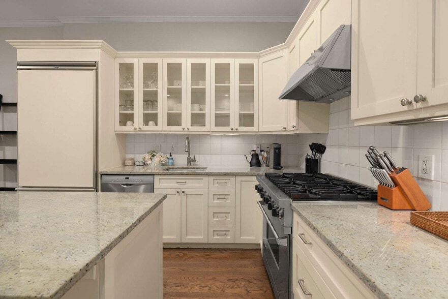 Building Photo - 49 W 16th St