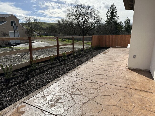 Building Photo - Gorgeous 3 Bedroom, 2 Bath Home in Rural Danville Setting