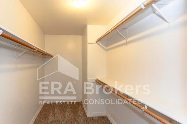 Building Photo - 2013 Drawbridge Dr