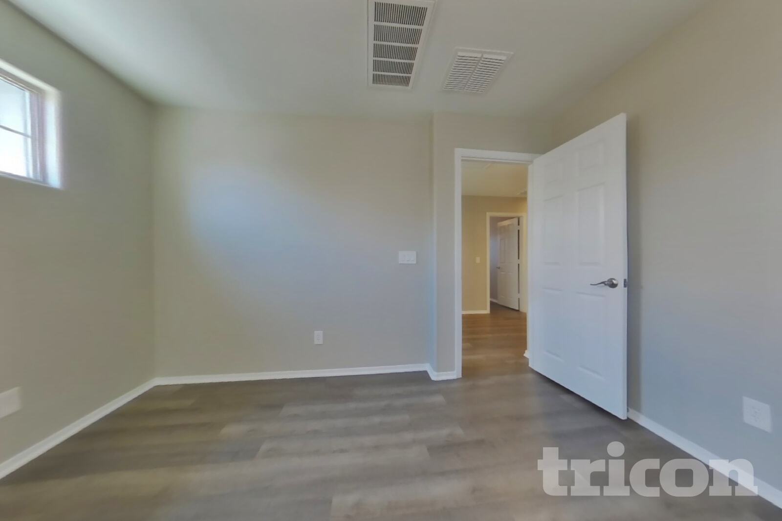 Building Photo - 323 N 56th Pl