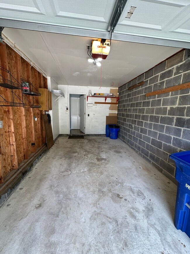 Building Photo - Nice 2 bedroom townhome with a view!