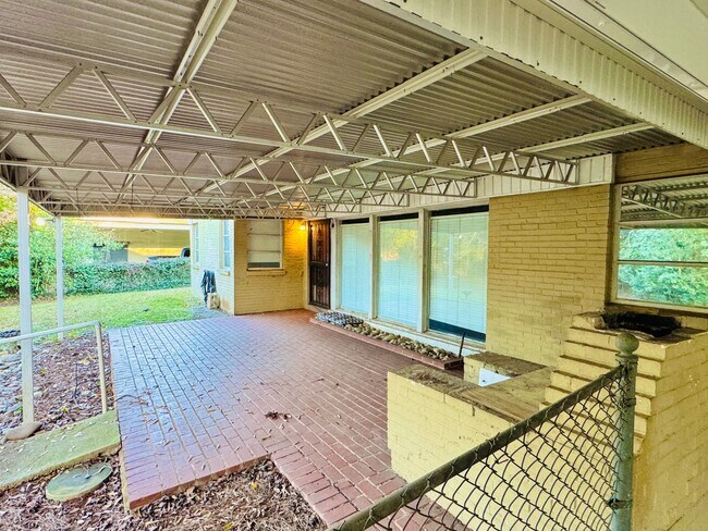 Building Photo - 4 Bedroom with Charming Spaces, Endless Possibilities