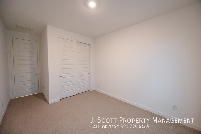 Building Photo - 6910 S 12th Pl